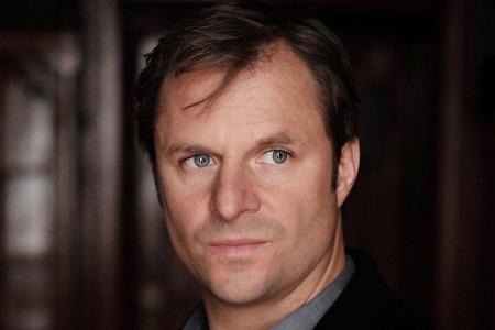 Er kann auch ernst: Schauspieler Philipp Hochmair als blinder Alexander Haller