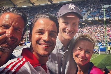 Sie glauben an ihren Verein: Die Schauspieler Stephan Luca und Kostja Ullmann mit Ex-HSV-Spieler Marcell Jansen und Schauspi...