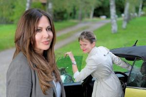 "Frühling - Am Ende des Sommers": Judith Kleinke (Adina Vetter, r.) bedankt sich bei Katja (Simone Thomalla), die ihr ein Vo...