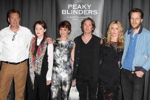 "Peaky Blinders"-Schöpfer Steven Knight (l.) zusammen mit Hauptdarsteller Cillian Murphy (3.v.r.) und weiteren Stars der Serie