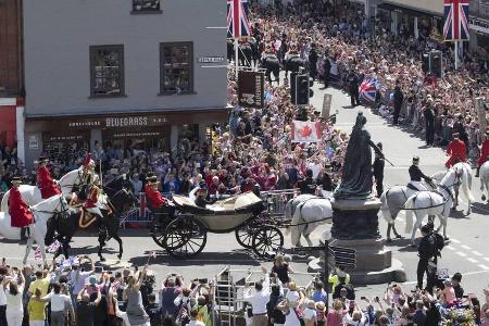 Prinz Harry und Herzogin Meghan in der offenen Kutsche