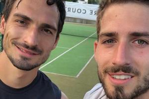 Mats Hummels und Kevin Trapp auf dem Tennis-Court