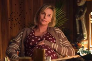 Marlo (Charlize Theron) ist schon vor der Geburt ihres dritten Kindes körperlich am Ende