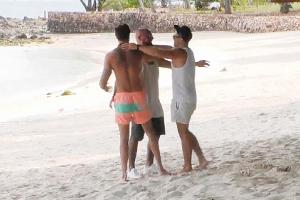 Freudiges Wiedersehen im Paradies bei den besten Freunden Sebastian, Nik und Johannes (v.l.) - den selbsternannten "Rosenbrü...