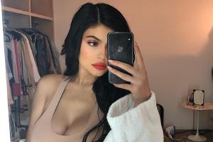 Kylie Jenner trägt für ein Fotoshooting den sogenannten "Nude Bathing Suit"