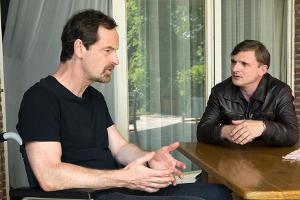 "Weissensee": Falk (Jörg Hartmann, l.) berichtet seinem Bruder Martin (Florian Lukas, r.), was er von den Mordvorwürfen gege...
