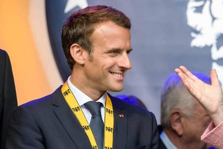 Frankreichs Präsident Emmanuel Macron wird mit dem internationalen Karlspreis ausgezeichnet