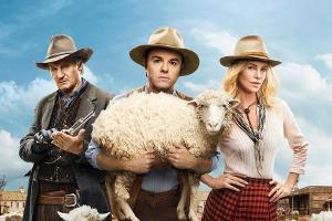 "A Million Ways to Die in the West": Clinch (Liam Neeson, l.), Albert (Seth MacFarlane), Anna (Charlize Theron)