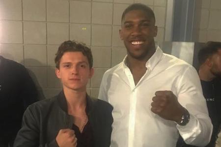 Schauspieler Tom Holland (links) musste Box-Profi Anthony Joshua einfach um ein Foto bitten