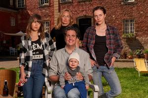 Bastian Pastewka mit seinen Kollegen am "Pastewka"-Set