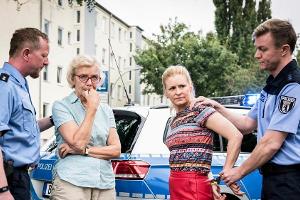 "Jenny - echt gerecht!": Polizisten halten Elfriedes Wagen an und nehmen Elfriede (Angelika Thomas, l.) und Jenny (Birte Han...