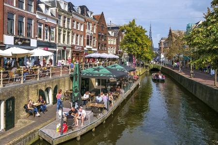 Sieht aus wie Amsterdam, ist aber Leeuwarden. Die offenen Kanäle prägen auch den 