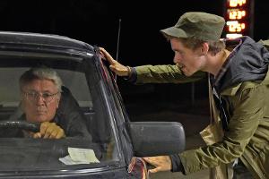 "Spätwerk": Tramper Daniel bittet Paul (Henry Hübchen), ihn mitzunehmen, ohne zu merken, dass Paul fürs Fahren eigentlich zu...