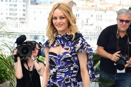 Schauspielerin Vanessa Paradis war in ihrem maritimen Chanel-Kleid nicht zu übersehen