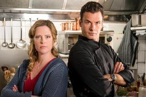 "Meine Mutter ist unmöglich": Star-Koch Rufus (Stephan Luca) und Eifel-Wirtin Toni (Diana Amft) kochen um die Wette