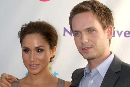 Meghan Markle und Patrick J. Adams standen bei 