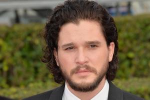 Liebesszenen unter Freunden haben einen komischen Beigeschmack für Kit Harington
