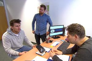 "Köln 50667": Flo (l.) wird auf der Polizeiwache vernommen