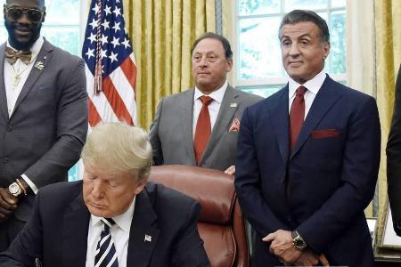 Sylvester Stallone (rechts) nahm bei einer posthumen Ehrung des Boxers Jack Johnson im Weißen Haus teil, Präsident Donald Tr...