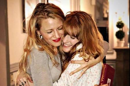 Blake Lively (l.) und Florence Welsh liegen sich in den Armen