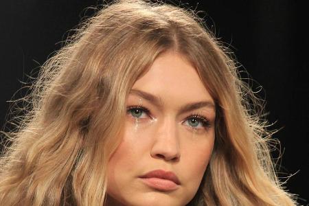 Gigi Hadid bei einem Auftritt auf dem Catwalk