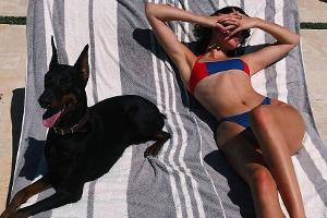 Kendall Jenner räkelt sich neben einer Dobermann-Dame in der Sonne