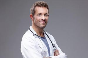 Der Arztkittel steht ihm gut: Jan Hartmann spielt Dr. Alex Rode