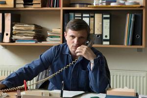 "Weissensee": Martin Kupfer (Florian Lukas) hat alle Hände voll zu tun - die Auftragsbücher im Möbelkombinat sind voll