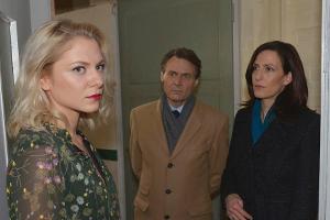 "GZSZ": Die Sorge bei Sunny (l.), Gerner und Katrin um Johanna ist groß