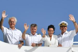 Kapitän Viktor Burger (Sascha Hehn, r.) geht von Bord, Hoteldirektorin Hanna Liebhold (Barbara Wussow), Dr. Wolf Sander (Nic...