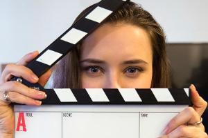 Katherine Langford während der Dreharbeiten zu Staffel zwei von "Tote Mädchen lügen nicht"