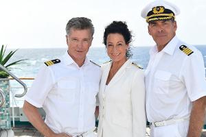 "Das Traumschiff: Malediven": Hanna Liebhold (Barabara Wussow, M.) mit Kapitän Viktor Burger (Sascha Hehn, r.) und Dr. Wolf ...