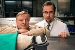Ein Pinguin in der Rechtsmedizin - mit Kommissar Frank Thiel (Axel Prahl) und Prof. Boerne (Jan Josef Liefers, r).