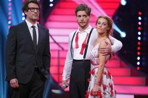 "Let's Dance": Nach der Behandlung durch den Arzt konnte Bela Klentze mit Oana Nechiti den Quickstep tanzen