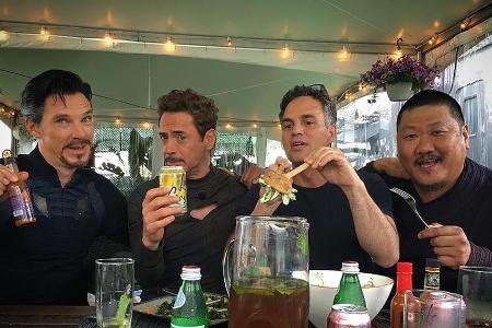 Erinnerung an die Drehzeit (v.l.): Benedict Cumberbatch, Robert Downey Jr., Mark Ruffalo und Benedict Wong beim gemeinsamen ...