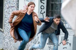 "Die Füchsin: Spur in die Vergangenheit": Anne Marie Fuchs (Lina Wendel) und Youssef El Kilali (Karim Cherif) stehen unter B...