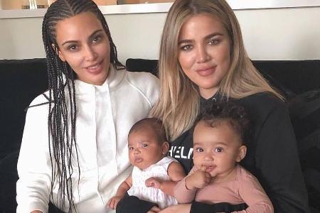 Dieses bisher nicht veröffentlichte Bild zeigt die Schwestern Kim (l.) und Khloé Kardashian mit ihren beiden Töchtern True u...
