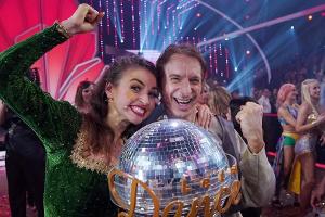 Ingolf Lück freut sich mit Tanzpartnerin Ekaterina Leonova über den Sieg bei "Let's Dance"