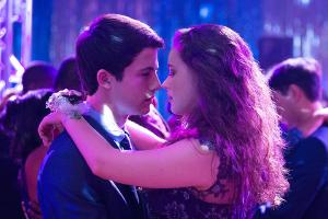 Clay Jensen (Dylan Minnette) und Hannah Baker (Katherine Langford) auf dem Schulball der Liberty Highschool