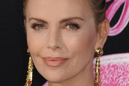 Charlize Theron wird zu Morticia Addams