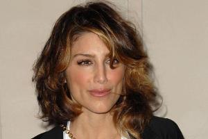 Die US-Schauspielerin Jennifer Esposito ist nicht nur für ihre Rollen Feuer und Flamme