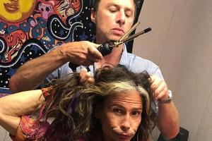 Überraschung hinter der Bühne: Zach Braff macht die Haare von Steven Tyler