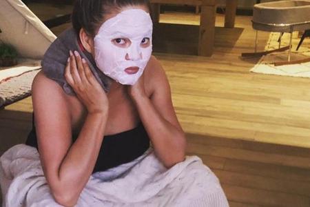 Schön und gesund von Kopf bis Fuß: Chrissy Teigen bei ihrem Wellnessprogramm.