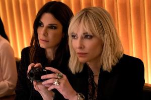 Sandra Bullock als Debbie Ocean (l.) und Cate Blanchett als Lou in "Ocean's 8"
