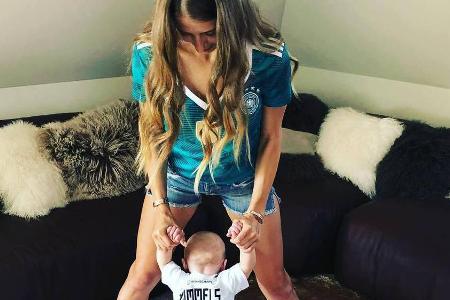 Nicht nur Cathy, auch der kleine Ludwig ist bereit für das Deutschlandspiel gegen Schweden