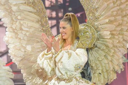 Victoria Swarovski trug für den Life Ball in Österreich zeitweise ein 70 Kilo schweres Engelskleid