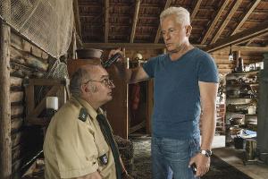 Kommissar Batic (Miroslav Nemec, r.) testet ein Farberkennungsgerät am Traitacher Kollegen Mooser (Sigi Zimmerschied)