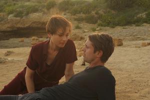 "Ein Sommer auf Sizilien": Sandra (Henriette Richter-Röhl) erzählt "Robinson" (Daniel Hoevels), wie sie zum Weinhandel kam.