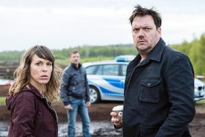 "Polizeiruf 110: In Flammen": Die Kommissare König (Anneke Kim Sarnau) und Bukow (Charly Hübner) am Tatort