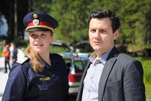 "Drachenjungfrau": Merana (Manuel Rubey) und Franziska Heilmayr (Stefanie Reinsperger) begutachten die Lage am Tatort